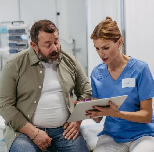 Un homme en obésité discute avec une infirmière