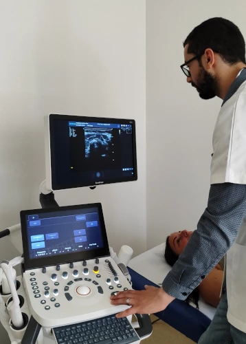 Une photo d'un examen d'échographie thyroïdienne